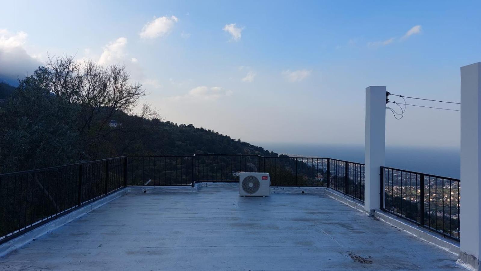 Girne, Lapta'Da Deniz Ve Dag Manzarali Exteriér fotografie
