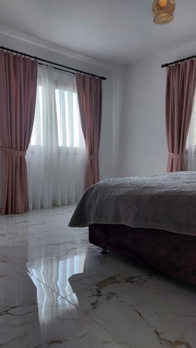 Girne, Lapta'Da Deniz Ve Dag Manzarali Exteriér fotografie